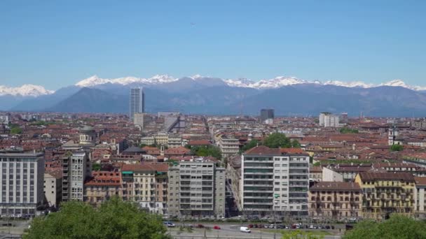 Turyn, Torino, Panorama z lotu ptaka z Mole Antonelliana, Monte dei Cappuccini i Alpy w tle. Włochy, Piemont, Turyn. — Wideo stockowe