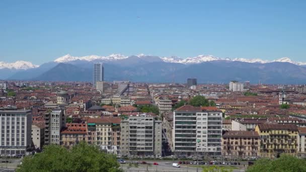 Turim, Torino, panorama do horizonte aéreo com Mole Antonelliana, Monte dei Cappuccini e os Alpes em segundo plano. Itália, Piemonte, Turim . — Vídeo de Stock