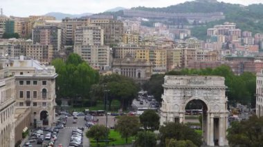 Cenova eski kent hava görünümü. Genova Skyline, Italya. Victory Arch ile Genova Zafer Meydanı.