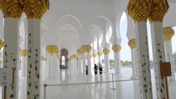 Abu Dhabi, Egyesült Arab Emírségek. Sheikh Zayed Bin Sultan Al Nahyan Mosque. — Stock videók