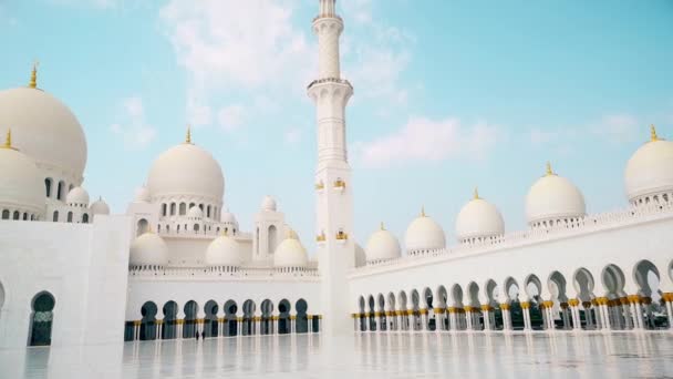 Abu Dhabi, Spojené arabské emiráty. Sheikh Zayed Bin Sultan Al Nahyan mešita. — Stock video