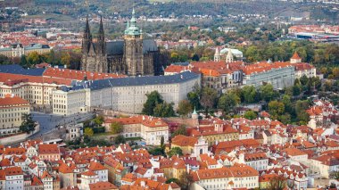Çek Cumhuriyeti Prag 'da kırmızı çatıları olan Eski Şehir mimarisinin havadan görünüşü. Prag 'daki St. Vitus Katedrali