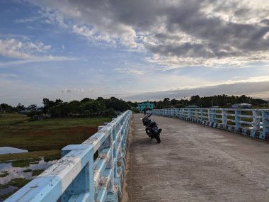 Bir köprü ve doğal manzara