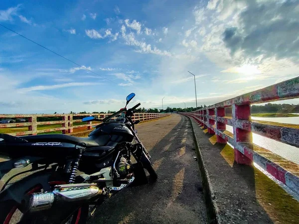 Una Bicicleta Negra Sobre Puente —  Fotos de Stock