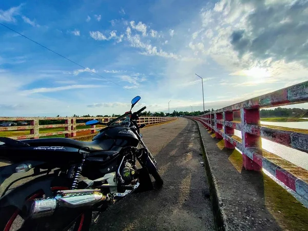 Vélo Noir Dessus Pont — Photo