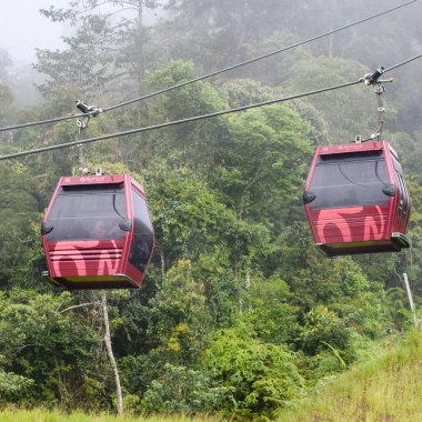 Kualampur 'dan aşağı inen teleferikli bir araçta gökyüzü manzarası ve çene mağaraları tapınağı gökyüzü teleferiği, genting, malezya, Skyway Cable Car