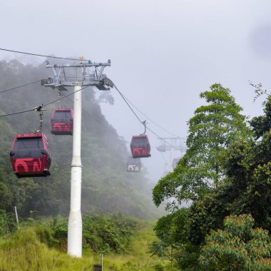 Kualampur 'dan aşağı inen teleferikli bir araçta gökyüzü manzarası ve çene mağaraları tapınağı gökyüzü teleferiği, genting, malezya, Skyway Cable Car