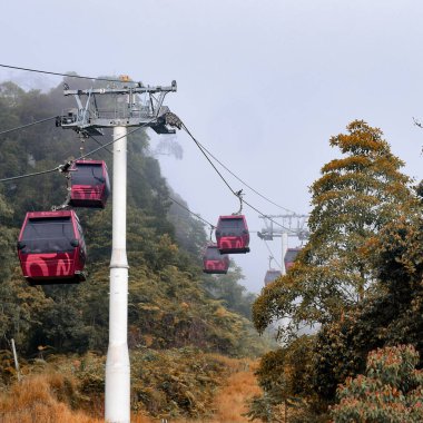 Kualampur 'dan aşağı inen teleferikli bir araçta gökyüzü manzarası ve çene mağaraları tapınağı gökyüzü teleferiği, genting, malezya, Skyway Cable Car