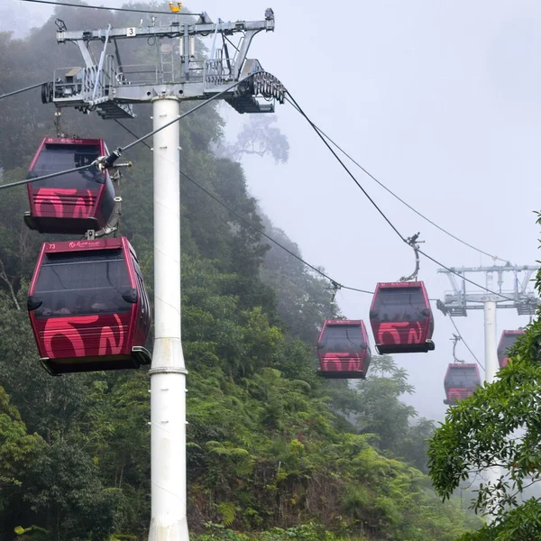 ロープウェイケーブルカーでKualampurから高原 空の景色と空のケーブルカーで顎の甘い洞窟寺院 ジェンティング マレーシア スカイウェイケーブル車 — ストック写真