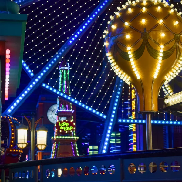 Birinci Dünya Ülkesi 'ndeki Skytropolis Eğlence Diyarı' na turist seyahati Malezya 'nın dağlık bölgelerinde, First World Plaza' da, mağazalardan, restoranlardan, kapalı bir lunaparktan oluşan bir alışveriş merkezi.