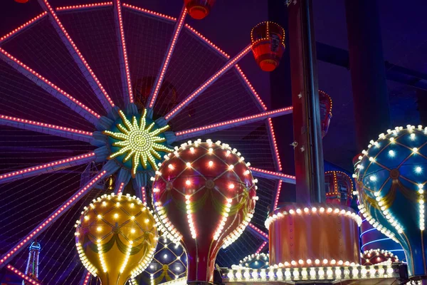 Birinci Dünya Ülkesi 'ndeki Skytropolis Eğlence Diyarı' na turist seyahati Malezya 'nın dağlık bölgelerinde, First World Plaza' da, mağazalardan, restoranlardan, kapalı bir lunaparktan oluşan bir alışveriş merkezi.