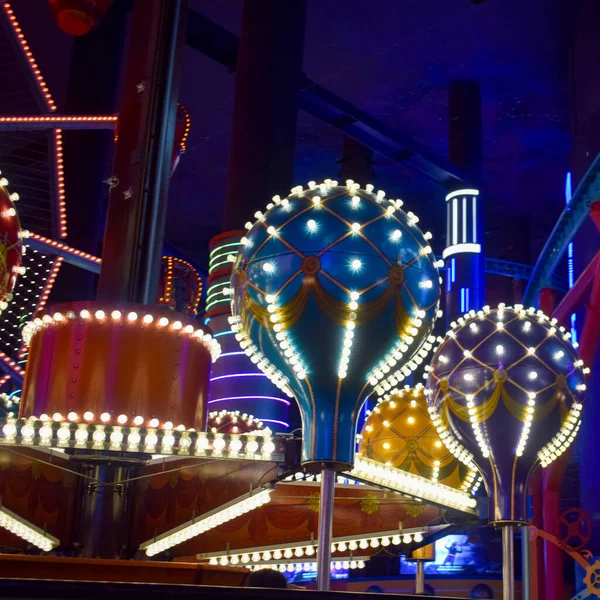 Birinci Dünya Ülkesi 'ndeki Skytropolis Eğlence Diyarı' na turist seyahati Malezya 'nın dağlık bölgelerinde, First World Plaza' da, mağazalardan, restoranlardan, kapalı bir lunaparktan oluşan bir alışveriş merkezi.