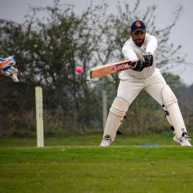 Yeni Delhi Hindistan 3 Mart 2020: Güneşli bir günde sahada oynayan kriket oyuncusu, sahada oynayan kriket oyuncusu, sahada oynayan kriket oyuncusu