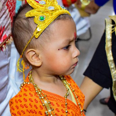 Hindistan 'da Krishna Janmastami Festivali vesilesiyle küçük Lord Krishna gibi giyinmiş şirin Hintli çocuk.
