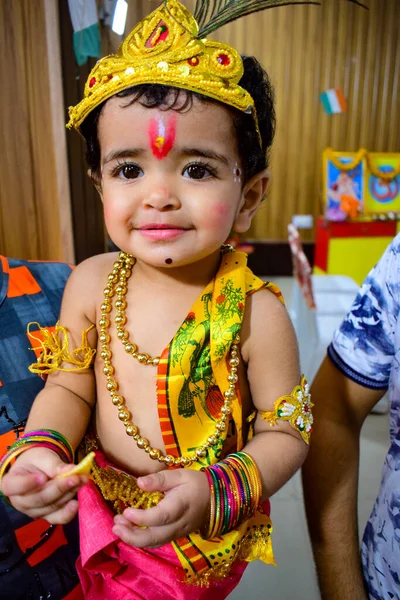 Söpö Intialainen Lapsi Pukeutunut Pikku Lordi Krishnaksi Krishna Janmastami Festivaalin — kuvapankkivalokuva