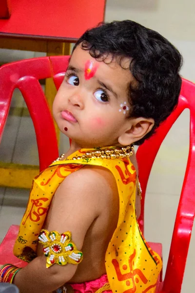 Söpö Intialainen Lapsi Pukeutunut Pikku Lordi Krishnaksi Krishna Janmastami Festivaalin — kuvapankkivalokuva