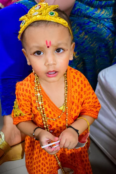 Söt Indisk Kid Utklädd Till Liten Lord Krishna Med Anledning — Stockfoto