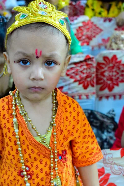 Lindo Niño Indio Vestido Como Pequeño Señor Krishna Con Motivo —  Fotos de Stock