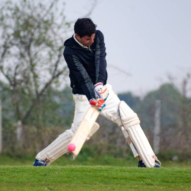 Yeni Delhi Hindistan 3 Mart 2020: Güneşli bir günde sahada oynayan kriket oyuncusu, sahada oynayan kriket oyuncusu, sahada oynayan kriket oyuncusu