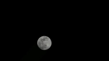 Moon Timelapse, Stock zamanaşımı: Dolunay karanlık gökyüzünde yükseliyor, gece vakti. Dolunay zamanı, gece karanlığında karanlık gökyüzünde ay ışığıyla birlikte kaybolur. Yüksek kaliteli beleş video kaydı veya zaman ayarlı
