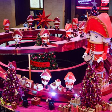 Birinci Dünya Ülkesi 'ndeki Skytropolis Eğlence Diyarı' na turist seyahati Malezya 'nın dağlık kesimlerinde, First World Plaza' da, dükkanlardan, restoranlardan ve kapalı bir lunaparktan oluşan bir alışveriş merkezi.