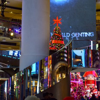 Birinci Dünya Ülkesi 'ndeki Skytropolis Eğlence Diyarı' na turist seyahati Malezya 'nın dağlık kesimlerinde, First World Plaza' da, dükkanlardan, restoranlardan ve kapalı bir lunaparktan oluşan bir alışveriş merkezi.