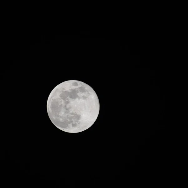 满月在夜空中 超级月亮在天空中 — 图库照片