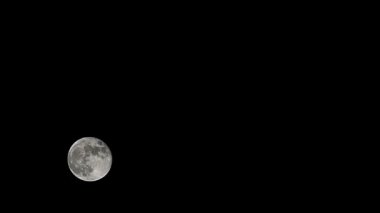 Moon Timelapse, Stock zamanaşımı: Dolunay karanlık gökyüzünde yükseliyor, gece vakti. Dolunay zamanı, gece karanlığında karanlık gökyüzünde ay ışığıyla birlikte kaybolur. Yüksek kaliteli beleş video kaydı veya zaman ayarlı