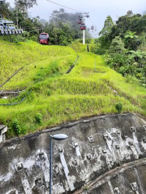 Kualampur 'dan yükselen teleferikli vagonda gökyüzü manzarası ve çene mağaraları tapınağı gökyüzü teleferiği, genting, malezya, Skyway Cable Car