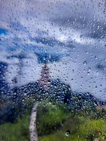 马来西亚吉隆坡通往成丁高地的缆车图片 车上的水滴在玻璃上 — 图库照片