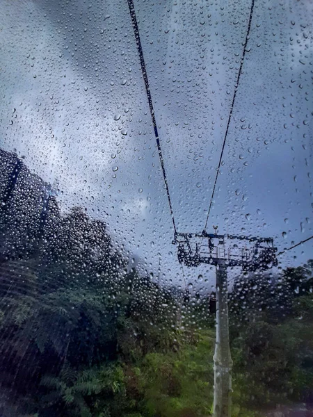 马来西亚吉隆坡通往成丁高地的缆车图片 车上的水滴在玻璃上 — 图库照片