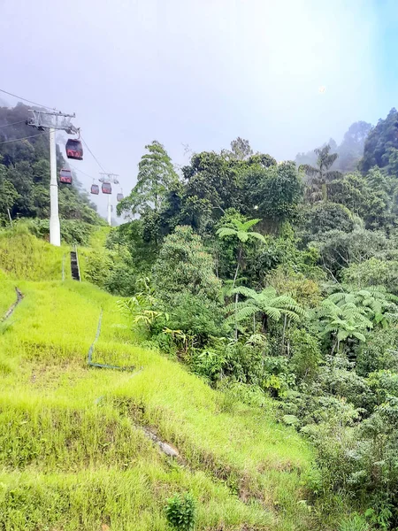 ロープウェイケーブルカーでKualampurから高地に行く 空の景色と空のケーブルカーで顎の甘い洞窟寺院 ジェンティング マレーシア スカイウェイケーブル車 — ストック写真