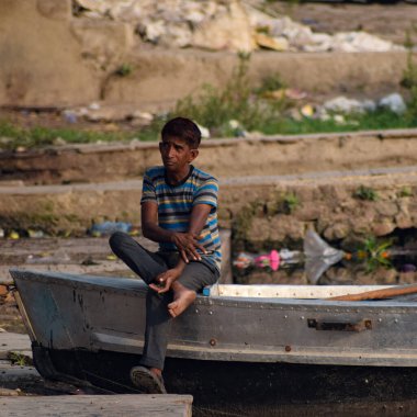 Yeni Delhi, Hindistan - Mart 04, 2020: Sabah saatlerinde Hindistan 'ın New Deli kentindeki Yamuna Nehri ghatında Hintli geleneklerle oturan bir adam