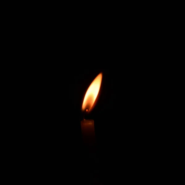 点着黑色背景的蜡烛 黑暗中的烛光 — 图库照片