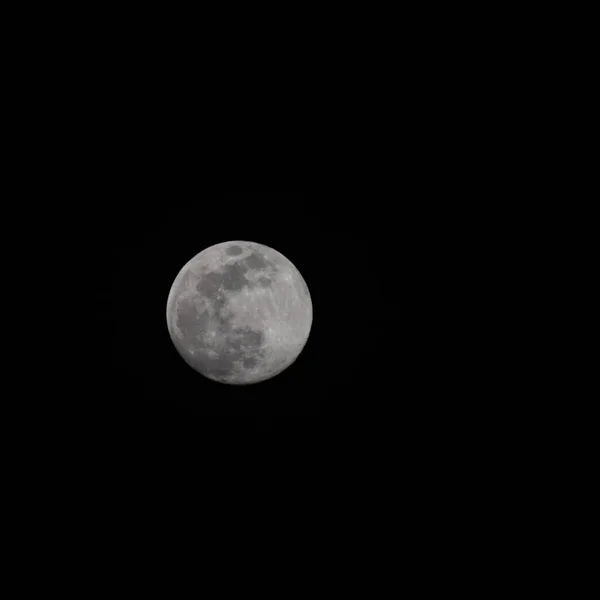 满月在夜空中 超级月亮在天空中 — 图库照片