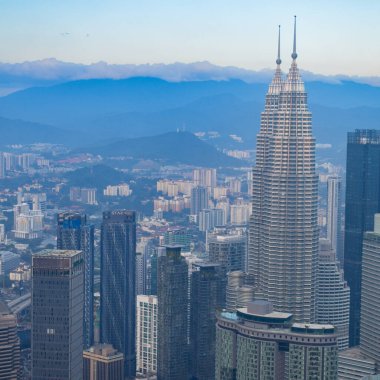 Petronas İkiz Kulesi gibi ikonik binalarla Kuala Lumpur 'un şehir manzarası. Kuala Lumpur Malezya 'daki KL Kulesi' nden hava görüntüsü
