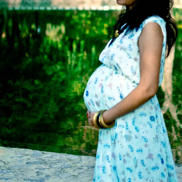 Sesión Maternidad Posan Para Dar Bienvenida Bebé Recién Nacido Lodhi — Foto de Stock