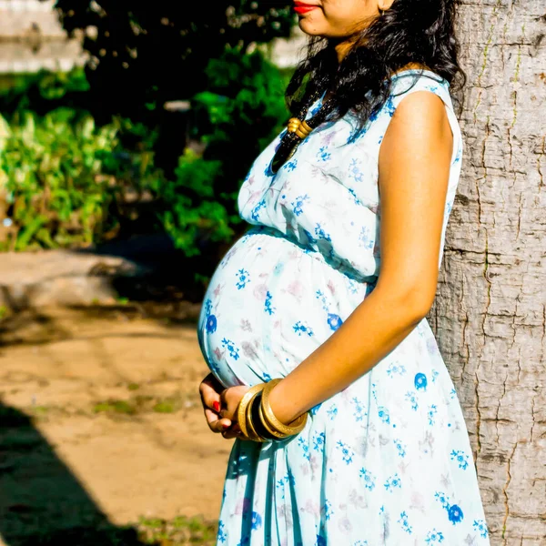 Umstandsmode Shooting Pose Für Die Begrüßung Neugeborener Der Lodhi Road — Stockfoto