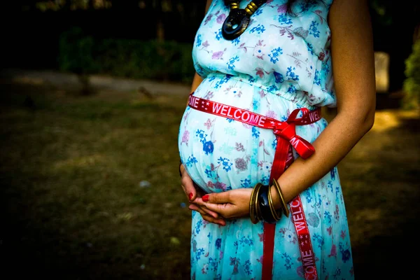 Sesión Maternidad Posan Para Dar Bienvenida Bebé Recién Nacido Lodhi —  Fotos de Stock