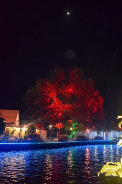 Geceleri Malacca Nehri manzarası, güzel aydınlatılmış bar ve müzikli popüler bir gece hayatı mekanı, Malacca 'daki Malacca Nehri Gece Manzarası, Malezya