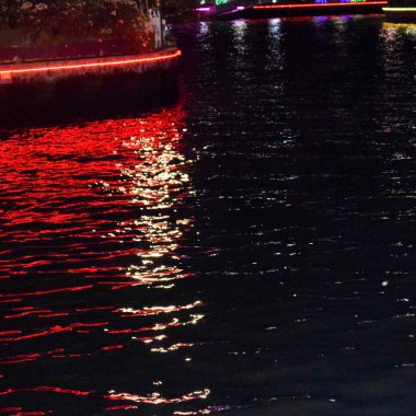 Geceleri Malacca Nehri manzarası, güzel aydınlatılmış bar ve müzikli popüler bir gece hayatı mekanı, Malacca 'daki Malacca Nehri Gece Manzarası, Malezya
