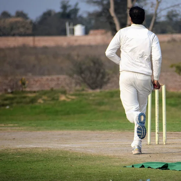 Plná Délka Kriketu Hraje Hřišti Během Slunečného Dne Cricketer Hřišti — Stock fotografie