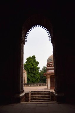Kutub Minar Kompleksi 'nin içinde antika harabeler ve iç kareler var. Mehrauli 'deki UNESCO Dünya Mirası, Qutub Minar' daki Eski Mimari, Delhi 'deki gündüz vakti, eski mimarideki Kutub Minar