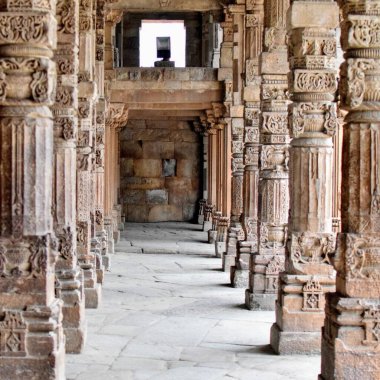 Kutub Minar Kompleksi 'nin içinde antika harabeler ve iç kareler var. Mehrauli 'deki UNESCO Dünya Mirası, Qutub Minar' daki Eski Mimari, Delhi 'deki gündüz vakti, eski mimarideki Kutub Minar