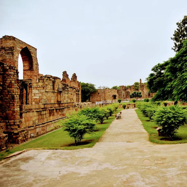 Binnenin Het Qutub Minar Complex Met Antieke Ruïnes Binnenplein Unesco — Stockfoto