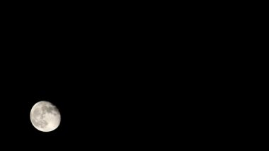 Moon Timelapse, Stock zamanaşımı: Dolunay karanlık gökyüzünde yükseliyor, gece vakti. Dolunay zamanı, gece karanlığında karanlık gökyüzünde ay ışığıyla birlikte kaybolur. Yüksek kaliteli beleş video kaydı veya zaman ayarlı