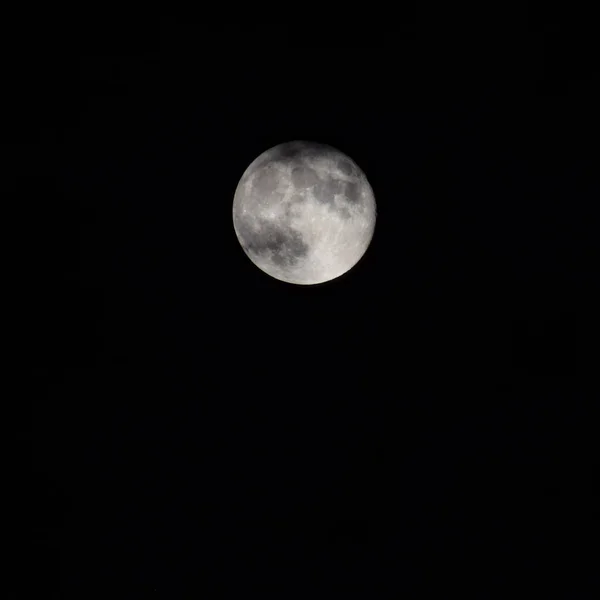 Super Lua Noite Escura Atrás Das Nuvens Lua Esconde Atrás — Fotografia de Stock