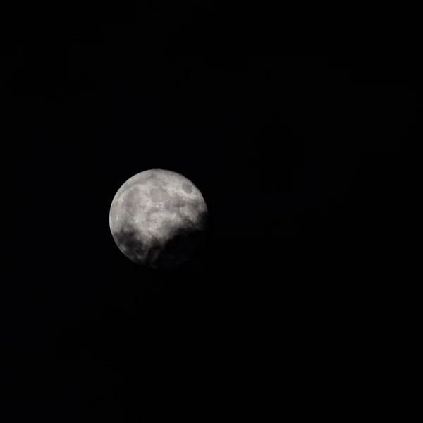 雲の後ろの暗い夜のスーパームーン 月は夜の時間帯に雲の後ろに隠れる — ストック写真
