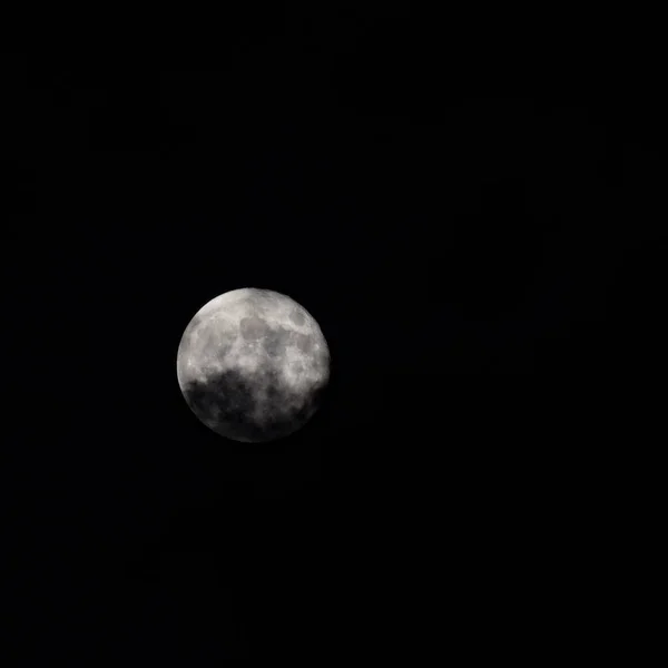 Super Moon Pimeässä Yössä Pilvien Takana Kuu Piiloutuu Pilvien Taakse — kuvapankkivalokuva