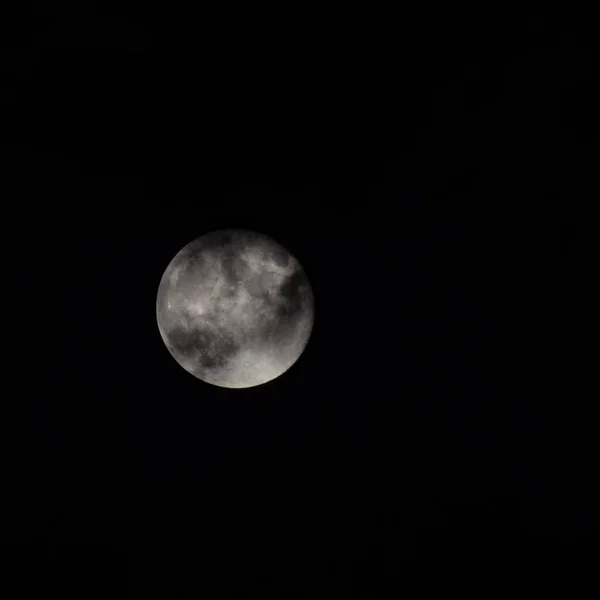 超级月亮在漆黑的夜晚躲在云层后面 月亮在夜晚躲在云层后面 — 图库照片